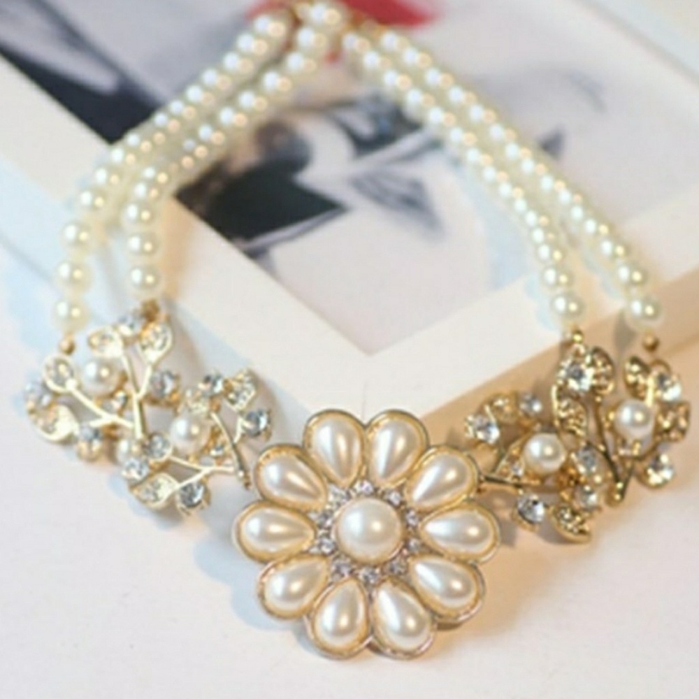 Flower & pearls necklace